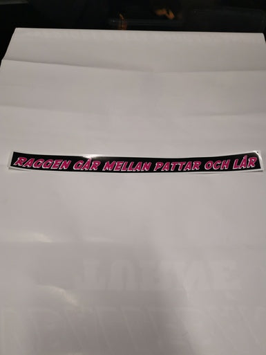 Raggen går mellan pattar och lår - Klistremerke