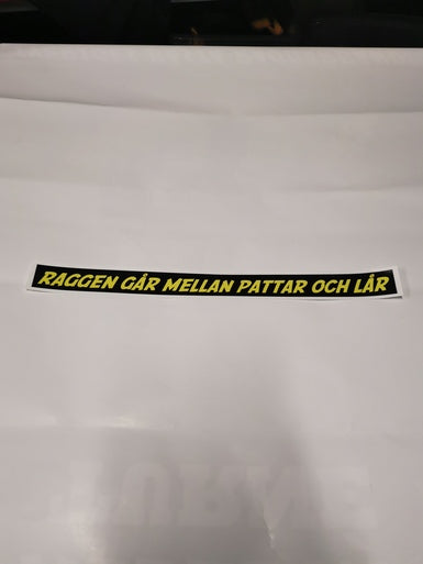 Raggen går mellan pattar och lår - Klistremerke